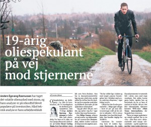 19-årig Anders Rasmussen fra Kerteminde er et bevis på, at man ikke behøver at være uddannet investor for at tjene penge på handel med olie. Anders Rasmussen trader olie, når han har fri fra gymnasiet. Hans handler i olie og analyser af markedet, har allerede skabt ham et godt ry som trader. Her et portræt i Dagbladet Børsen fra januar 2015.